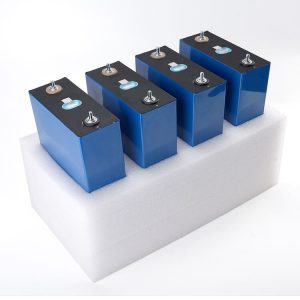 Um pacote de bateria Lifepo4 de baterias de íon de lítio 280Ah Prismatic Cell Lifepo4 3.2v 280ah